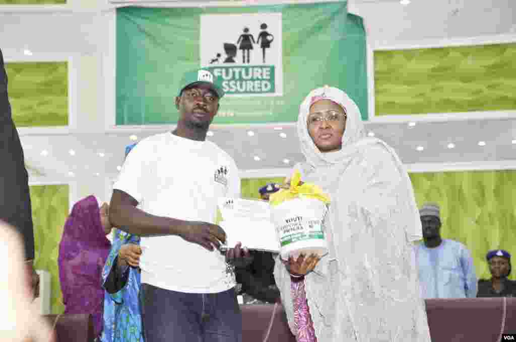 A'isha Buhari Ta Ba Matashi Takardar Shaidar Kammala Koyon Sana'r Hannu A Kano