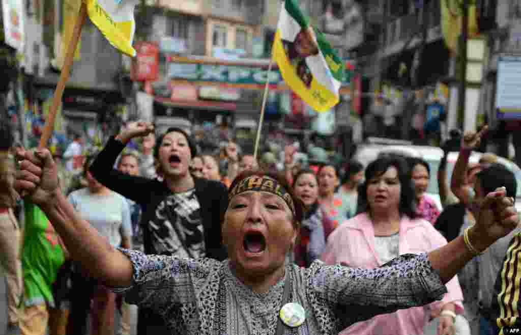 Para pendukung Front Pembebasan Rakyat Gorkha (GJMM) ikut serta dalam demonstrasi selama unjuk rasa yang menuntut pendirian sebuah negara bagian baru di India di kota Kalimpong, sekitar 75 km dari Siliguri, India.