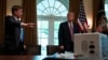 El director adjunto del Laboratorio de Propulsión de la NASA, Dave Gallagher, le muestra al presidente Donald Trump el prototipo del respirador.