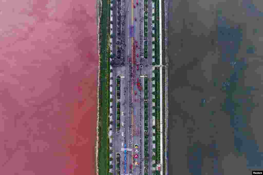 Danau air asin yang terpisah oleh jalan memiliki warna yang berbeda karena kandungan alga atau ganggang, di Yuncheng, provinsi Shanxi, China. (Reuters/Wei Liang)