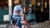 Un hombre en bicicleta usa una máscara para protegerse del coronavirus en La Habana, donde las autoridades informaron el lunes 10 de agosto de un incremento de casos de contagio.