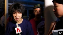 网民余澎杉5月12号在新加坡离开法庭时接受记者采访（2015年5月12日）