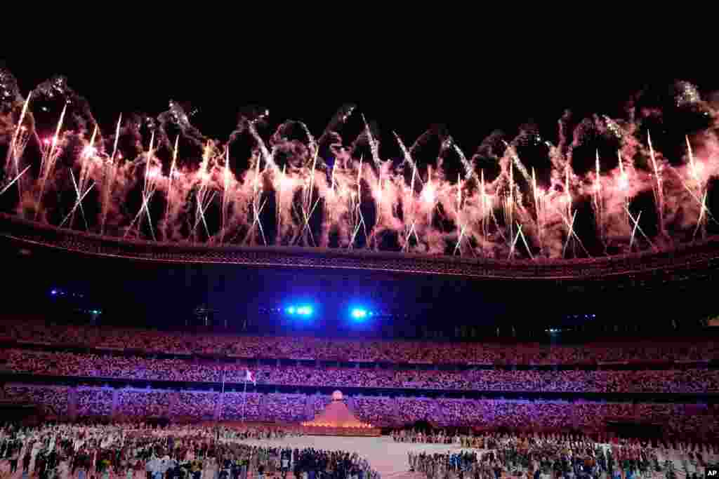 Los fuegos artificiales explotan al aire para dar así inicio a los Juegos Olímpicos de Tokio 2021, en Japón.