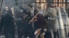 Un manifestante anti gobierno carga contra la policía con un palo durante los enfrentamientos en Lima, Perú, el jueves 19 de enero de 2023.