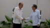 El canciller cubano Bruno Rodríguez, a la derecha, recibe a su contraparte de Colombia, Álvaro Leyva, en La Habana, Cuba, el jueves 11 de agosto de 2022. (AP Foto/Ismael Francisco)