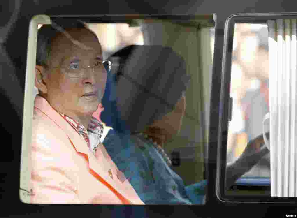 Raja Bhumibol Adulyadej dan Ratu Sirikit meninggalkan rumah sakit Siriraj di Bangkok, 2013. (Reuters/Chaiwat Subprasom)