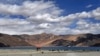 སྤང་གོང་མཚོ་འགྲམ་ནས་རྒྱ་དཀར་ནག་གི་དམག་དཔུང་ཕྱིར་འཐེན།