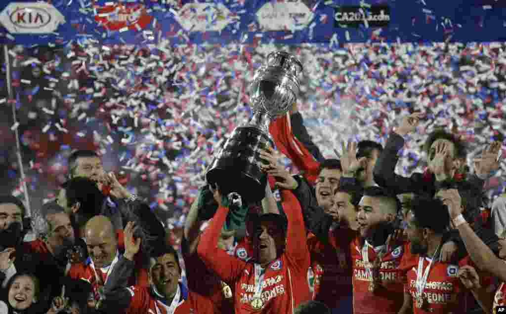 'Yan wasan Chile su na murnar kofin da suka dauka na gasar Copa America