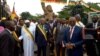 Les présidents du Sénat et de l'Assemblée nationale du Cameroun devant le monument de la réunification dimanche 1er octobre 2017. Les deux hommes s'opposent à toute partition du pays. (VOA/ E. J. Ntap)
