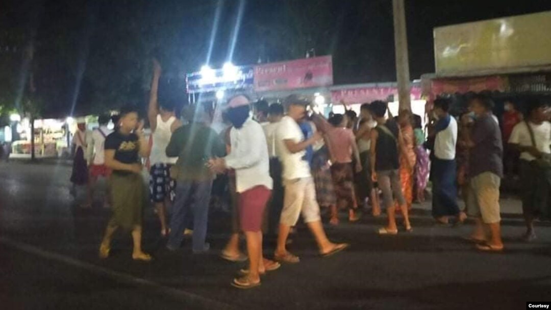 ဖြူး မြို့က ညသပိတ် ( ဓါတ်ပုံ - ပြည်သူ့လွှတ်တော် ကိုယ်စားလှယ် ဦးကျော်အေးဝင်း )