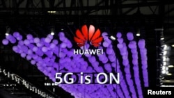 2019年6月28日上海举行的世界移动通信大会上华为标识和5G的标志。