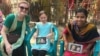 Sasha Forbes (kiri) dan putrinya Maya (9 tahun) seorang anak perempuan (kanan) yang mereka sponsori pendidikannya, di Khulna, Bangladesh, April 2018.