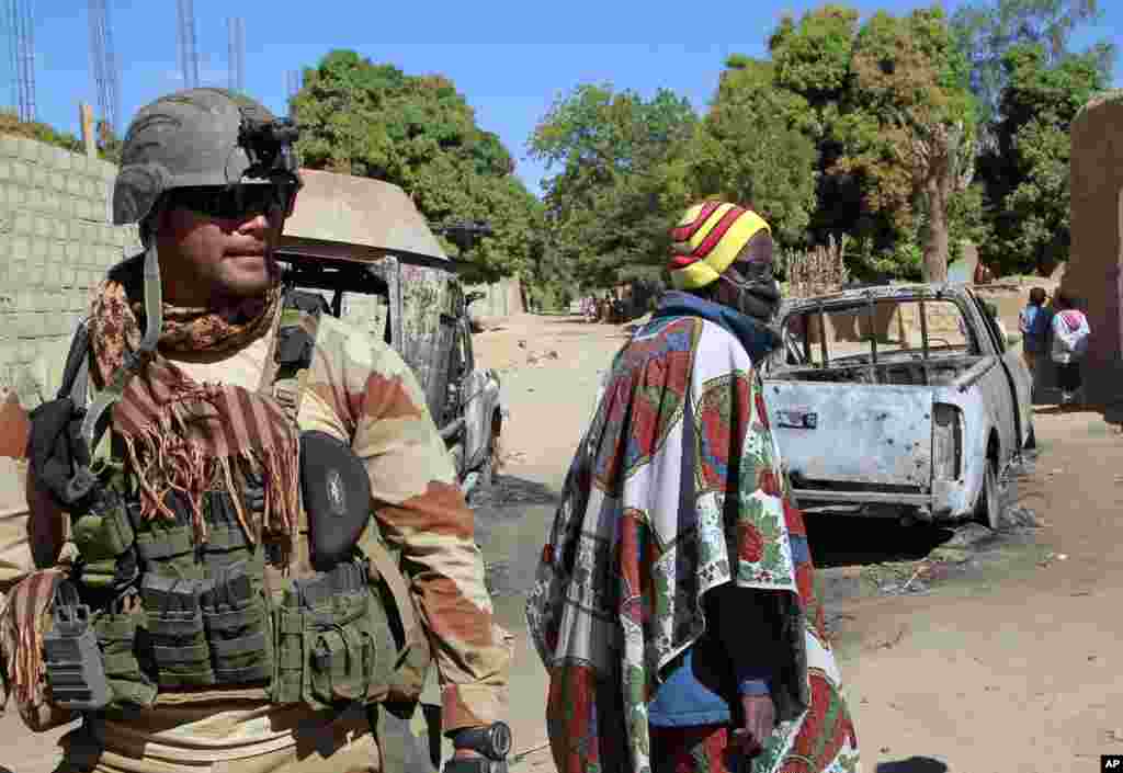 Seorang tentara Perancis mengamankan daerah Diabaly, sebelah utara Bamako, Mali (21/1). (AP/Jerome Delay)