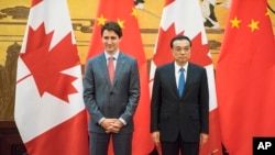 加拿大总理特鲁多与中国总理李克强在北京人大会堂参加一个签字仪式 (2017年12月4日)