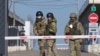 乌克兰士兵在守卫乌克兰东部的一个边界哨卡。（2022年2月21日）
