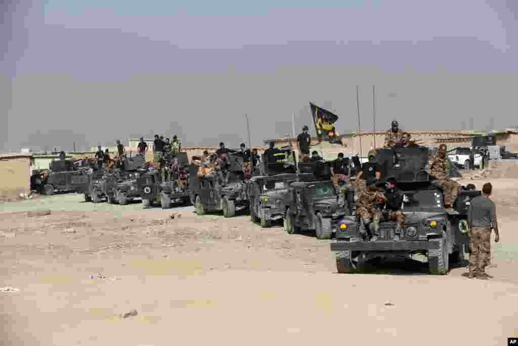 Pasukan elit kontraterorisme Irak berkumpul menjelang operasi untuk merebut kota Mosul dari kelompok militan Negara Islam (ISIS), di luar kota Erbil, Irak (15/10). (AP/Khalid Mohammed)
