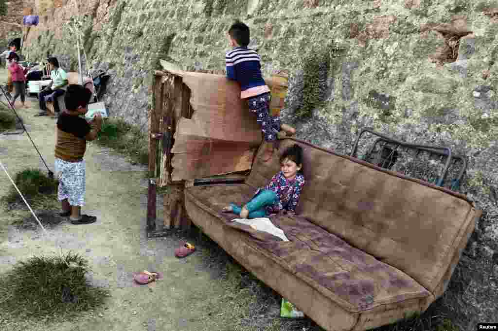 Anak-anak bermain di sebuah kamp yang dikelola kotamadya yang menampung para migran dan pengungsi di kota Chios, di Pulau Chios yang terletak di Laut Aegea, Yunani.