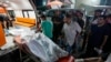 Petugas medis Palestina memindahkan jenazah korban pengeboman Israel terhadap Al Zawayda di tengah Jalur Gaza ke kamar jenazah rumah sakit Al Aqsa di Deir al Balah, Jalur Gaza, Rabu, 22 Mei 2024. (Foto: Abdel Kareem Hana/AP Photo)