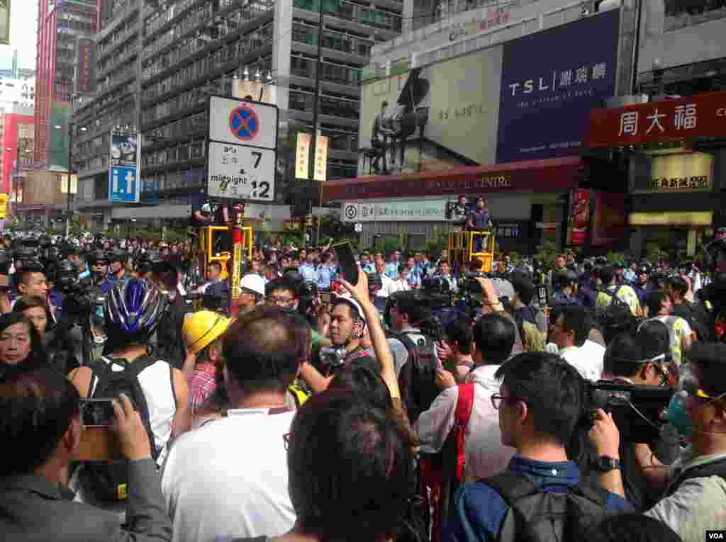 香港警方星期三上午展開強行清場行動(美國之音海彥拍攝)。