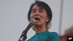 သုံးခွကို ဒေါ်အောင်ဆန်းစုကြည် စည်းရုံးရေးခရီးထွက်စဉ်ကပုံ။