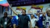 El candidato presidencial ecuatoriano Fernando Villavicencio ondea una bandera de Ecuador en un evento de campaña pocos minutos antes de ser asesinado en Quito el 9 de agosto de 2023.