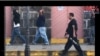 En una imagen del clausurado noticiero nicaragüense 100% Noticias, aparece el ahora sancionado comisionado policial, Ramón Avellán, custodiando con una pistola en la mano a varios manifestantes arrestados en 2018. Foto cortesía 100% Noticias.