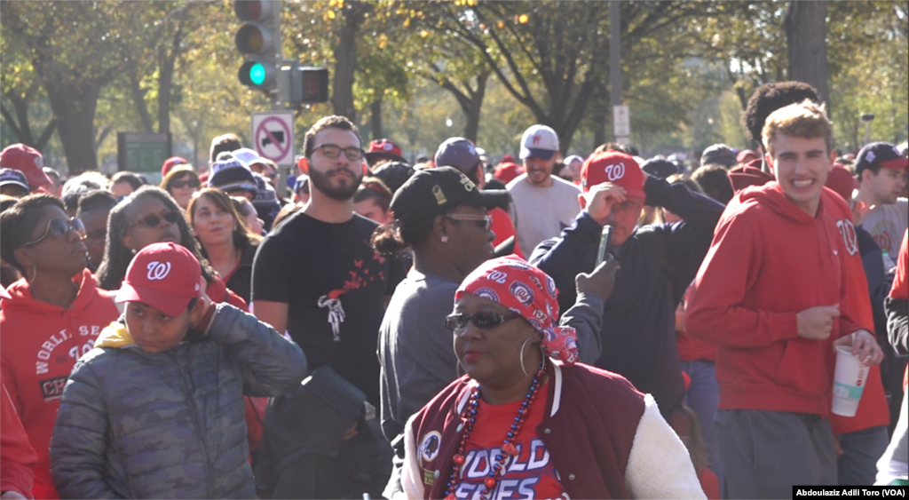 Rikakun magoya bayan kungiyar Washington Nationals dake kan hanyar Constitution Avenue ya zuwa Pennsylvania Avenue. 