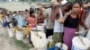 ၂၀၀၉ ခုနှစ်က ဒလမြို့နယ်မှာ သောက်သုံးရေရရှိရေး တန်းစီစောင့်ဆိုင်းနေပုံ။