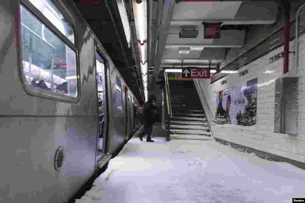 A neve entrou para a plataforma do metro na estação da 65th Street em Nova Iorque, Jan. 3, 2014.