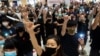 香港反送中示威者聚集在沙田一个商场抗议港警暴力。（2019年10月2日）