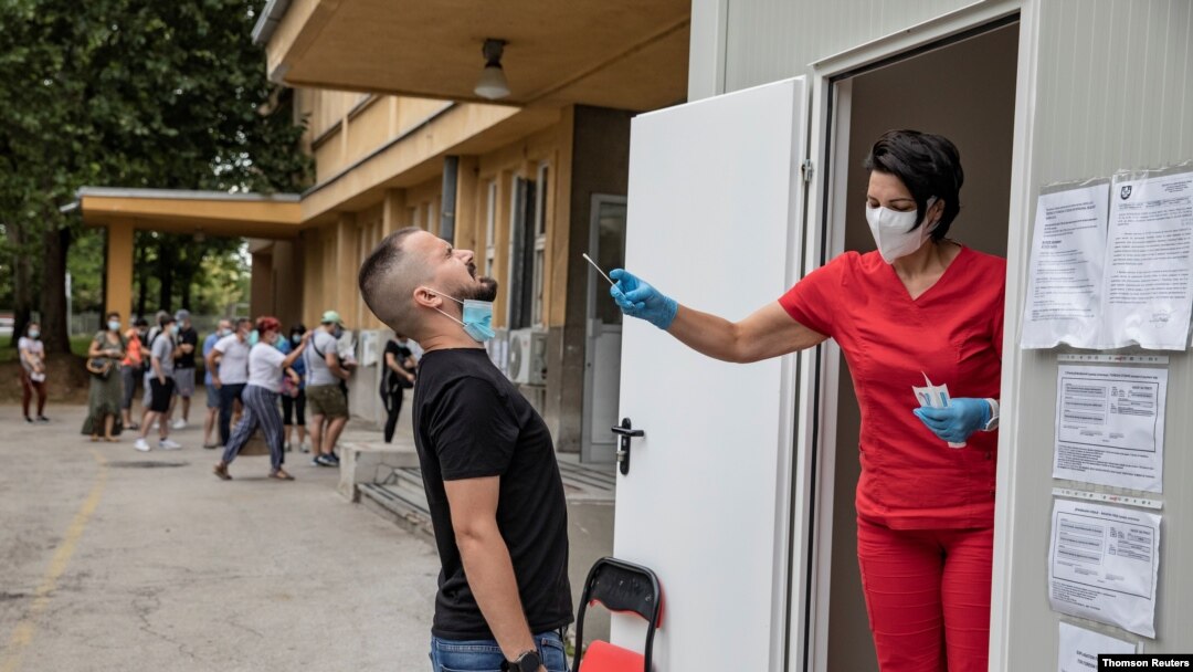 Arhiva - Uzimanje uzorka za testiranje na prisustvo koronavirusa, u Beogradu, 12. avgusta 2020.