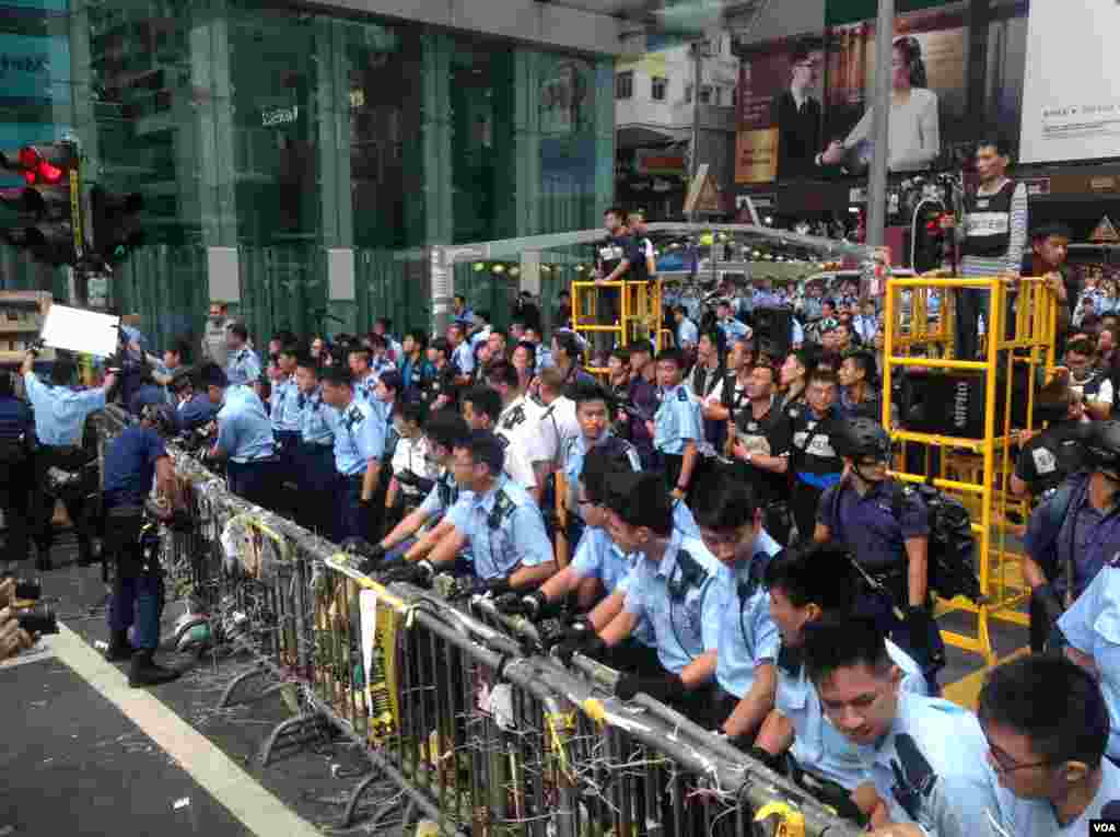 香港警方星期三上午展開強行清場行動(美國之音海彥拍攝)。