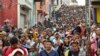 ARCHIVO - Migrantes comienzan a caminar hacia el norte en ruta a Ciudad de México desde Tapachula, estado mexicano de Chiapas, el 23 de abril de 2023.