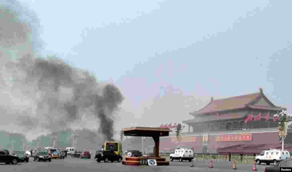 2013年10月28日，天安门前起黑烟，长安街上车来车往