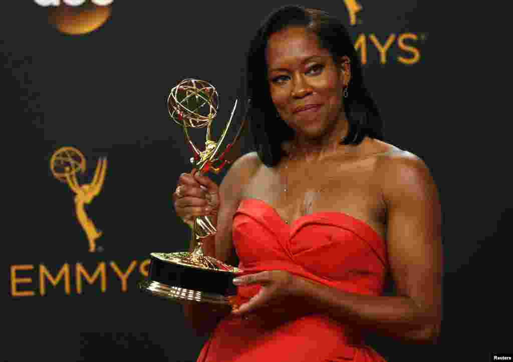 Aktris Regina King bersama piala untuk aktris pendukung terbaik dalam mini seri untuk perannya dalam "American Crime" (18/9). (Reuters/Mario Anzuoni)