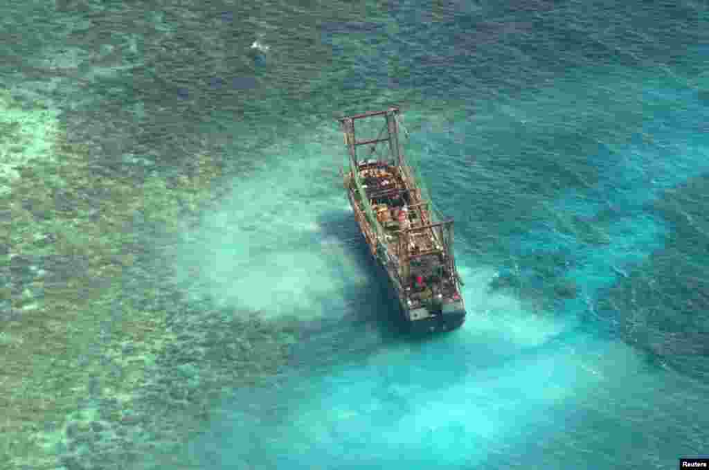 Sebuah kapal penangkap ikan China kandas di karang Tubbataha, sebuah situs warisan dunia UNESCO, di provinsi Palawan, sebelah barat Manila, Filipina.