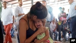 Una refugiada venezolana abraza a una niña en un puesto de salud para migrantes en Cúcuta, Colombia, cerca de la frontera con Venezuela. 16-7-18.