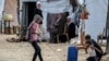 Anak-anak pengungsi Palestina sedang mendorong jeriken air di kamp penampungan di Rafah, bagian selatan Jalur Gaza, 30 April 2024 di tengah konflik antara Israel dan kelompok militan Hamas Palestina. (Foto: AFP)