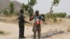 Des membres d’un groupe d’auto-défense à Kerawa, près de Kolofata, Cameroun, 16 mars 2016.