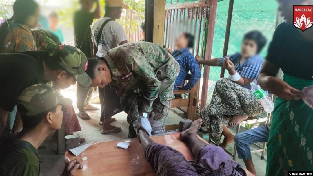 မတ္တရာမြို့ အနောက်ဘက် ၉ မိုင်အကွာမှာရှိတဲ့ ဝေါစုကျေးရွာက ဝေါဘုန်းကြီးကျောင်းကို အောက်တိုဘာ ၁၁ ရက် လေကြောင်းတိုက်ခိုက်မှု အပြီး မြင်ကွင်း။ ဓာတ်ပုံ - MPDF