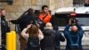 Acusado de asesinar al CEO de UnitedHealthcare grita al entrar a la corte y se opone a la extradición
