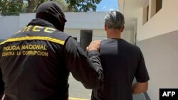Fotografía difundida el 9 de abril de 2024 por el Ministerio Público venezolano de la detención del exministro petrolero Tareck El Aissami por parte de miembros de la policía anticorrupción.