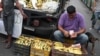 En esta foto del 8 de mayo de 2019, un vendedor de plátanos cuenta sus bolívares (la moneda local) en Petare. Caracas, Venezuela.