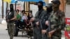 Palestinska deca gledaju u militante Islamskog džihada koji stražare nakon primirja između Izraela i Hamasa, u Gazi, 21. maja 2021. (Foto: Rojters, Ibrahim Abu Mustafa)