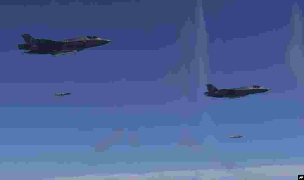 韩国国防部提供的照片显示,美国空军F-35型隐形战机在朝鲜半岛演习,投掷炸弹。(2017年8月31日)