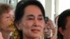 ဧရာဝတီစာပေပွဲတော် တက်ရောက်နေတဲ့ မြန်မာ့ဒီမိုကရေစီခေါင်းဆောင် ဒေါ်အောင်ဆန်းစုကြည်။ (ဖေဖော်ဝါရီလ ၂ ရက်၊ ၂၀၁၃၊)