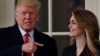 El presidente de Estados Unidos, Donald Trump, señala con la mano a la exdirectora de Comunicaciones de la Casa Blanca, Hope Hicks. Foto de archivo.