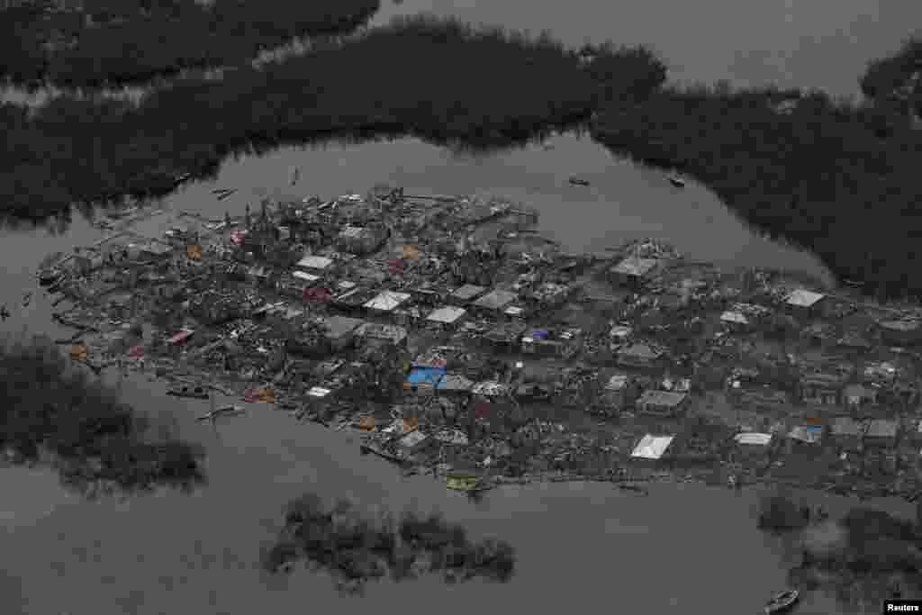Rumah-rumah yang hancur di pedesaan di Corail, Haiti, akibat dihantam Badai Matthew (6/10). (Reuters/Carlos Garcia Rawlins)
