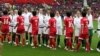 2012 런던올림픽 여자축구 G조 예선전에서 미국 선수들과 인사를하는 북한 여자 축구대표 선수들. (자료사진)