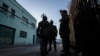 ARCHIVO - La policía vigila un área durante una operación organizada por la alcaldía de Santiago y la policía chilena en el centro de la capital chilena ante el auge de la violencia, el martes 13 de junio de 2023.